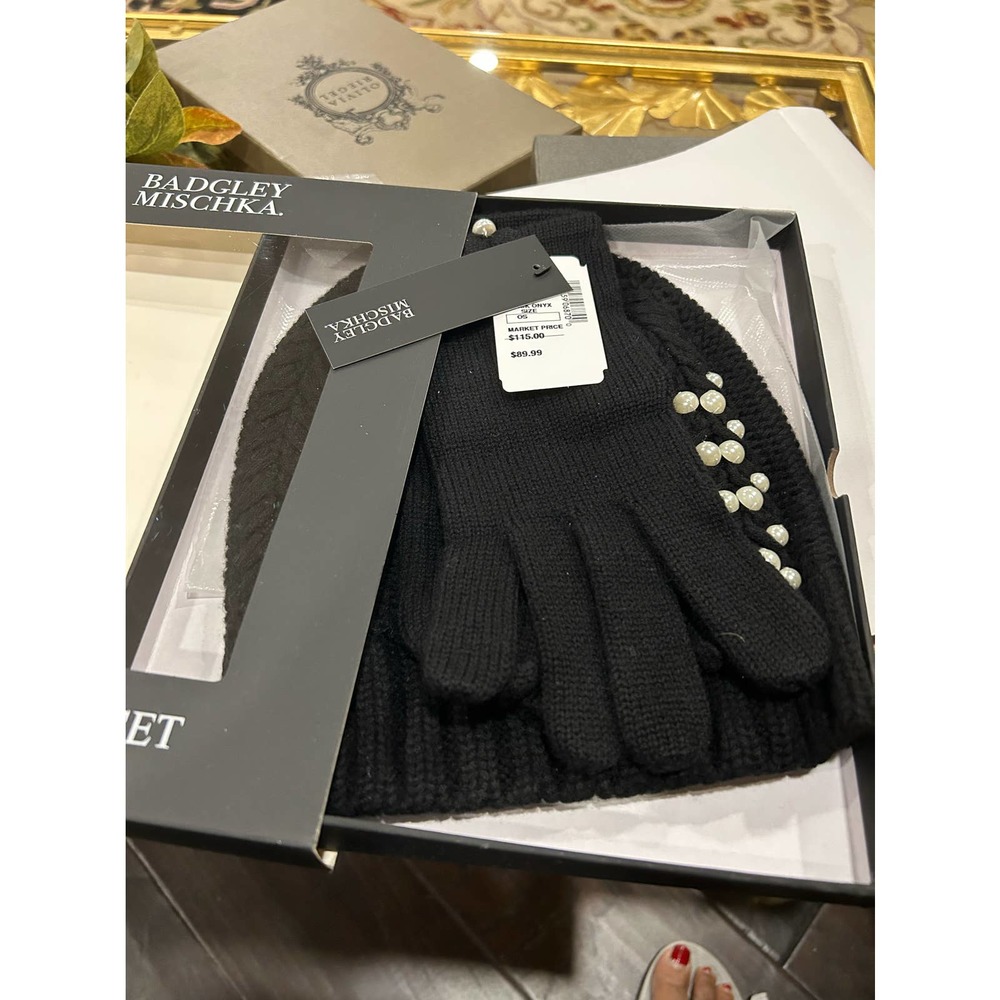 Bagley Mischka hat and glove set, black, NWT, retails for $115